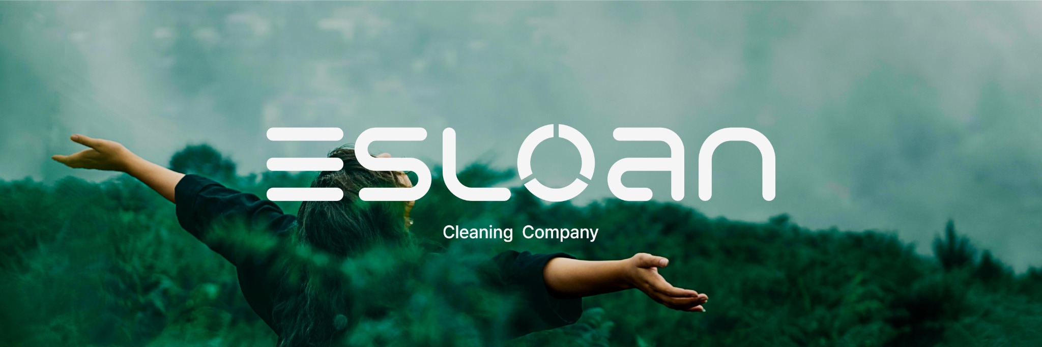 자연을 향해 두 팔을 펼친 여성과 ESLOAN Cleaning Company 로고